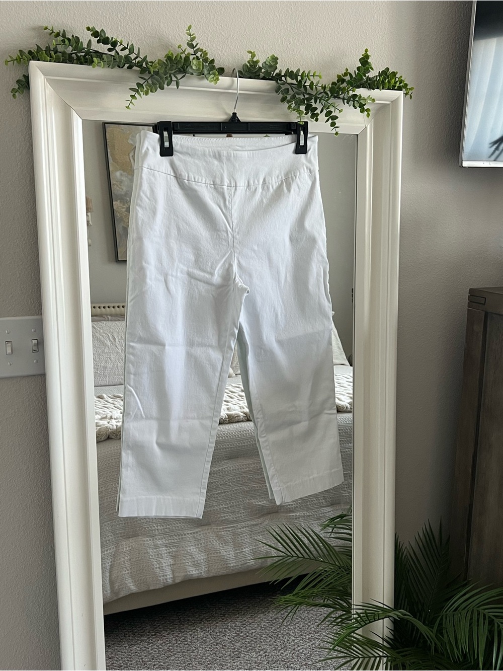 new directions White Cropped Capris